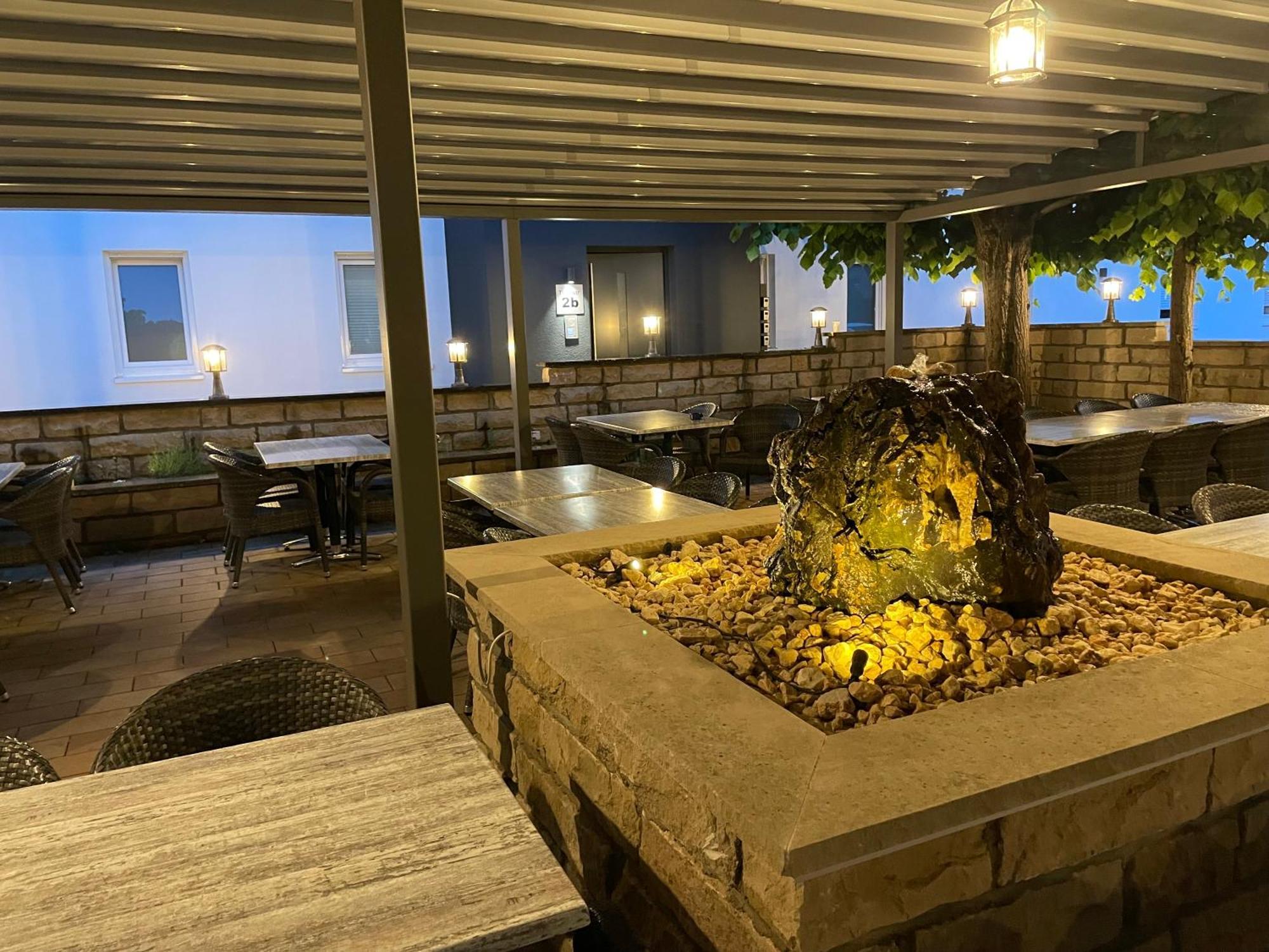 Lightplace • Groessere Gruppen • 4 Einzelzimmer • Boxspring • Smart Tv • Biergarten • Restaurant Braunschweig Bagian luar foto